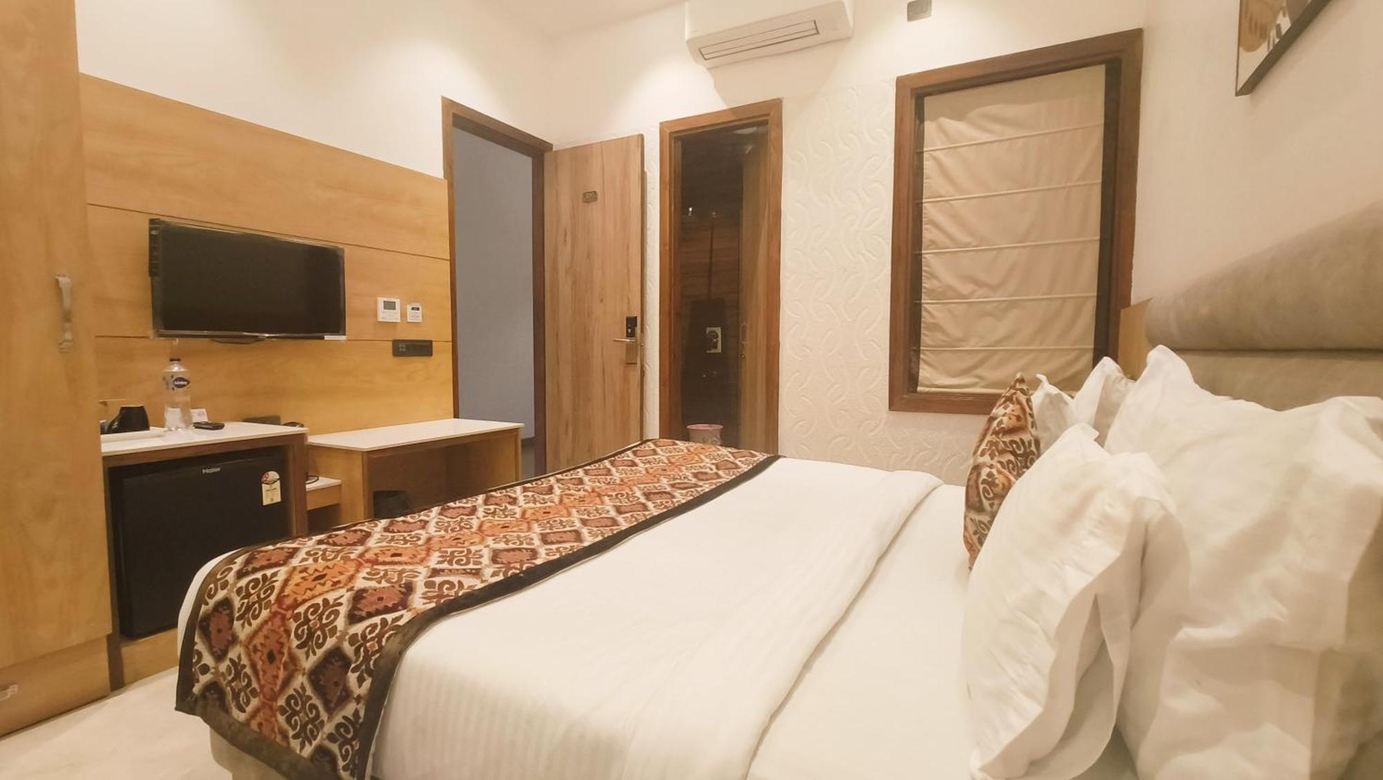 אמריצר Blessings Hotel מראה חיצוני תמונה
