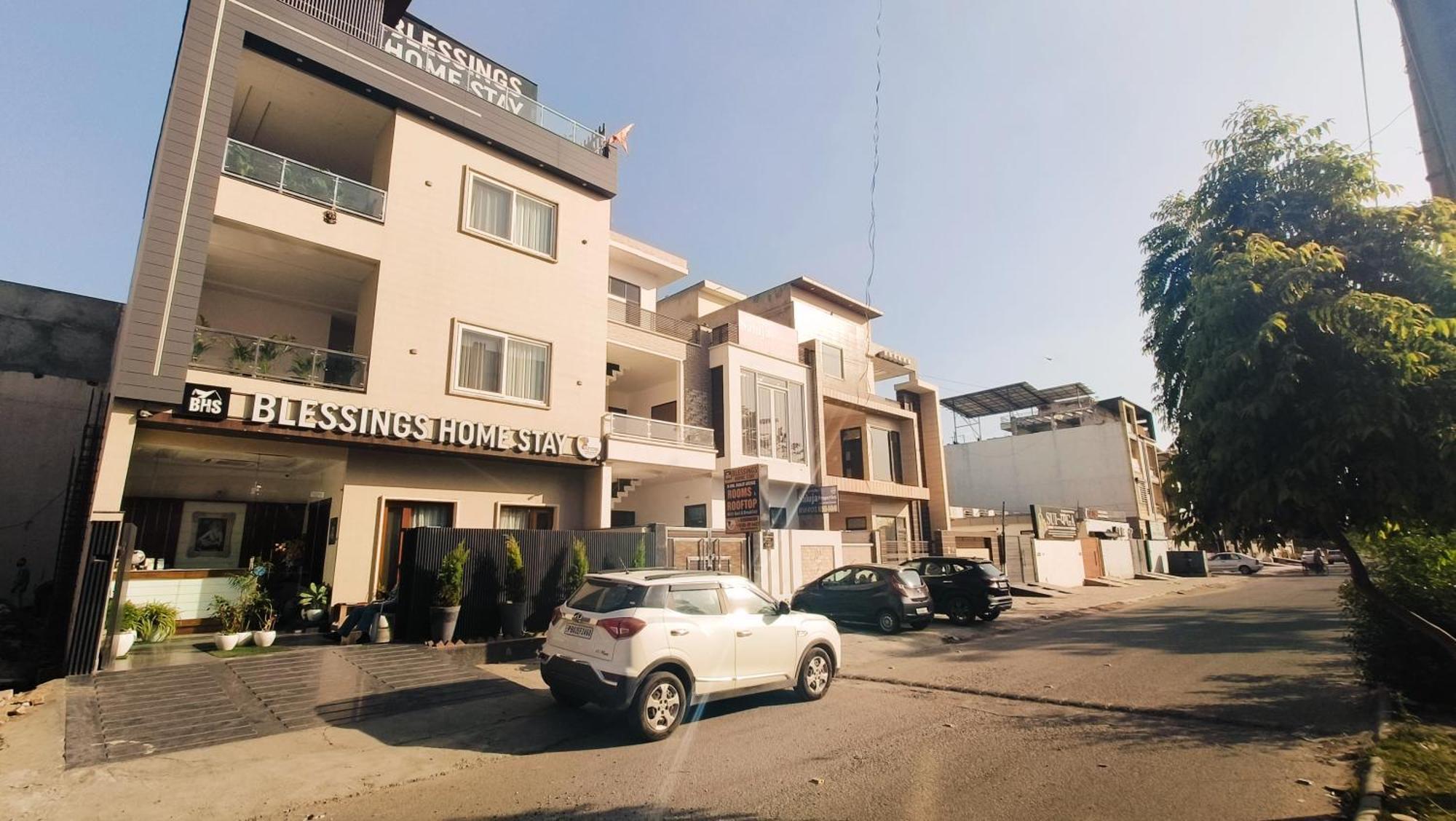 אמריצר Blessings Hotel מראה חיצוני תמונה